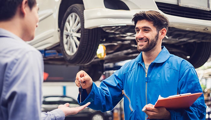 Service Expert handing of keys to customer